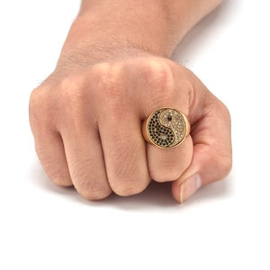 Detail of gold-plated stainless steel men's signet ring with Yin Yang crystal pattern