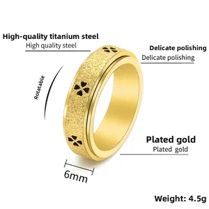 Dettaglio anello girevole da 6mm in oro con superficie opaca e motivi a quadrifoglio