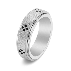 Anello spinner in acciaio inossidabile satinato con quadrifoglio nero su base argento