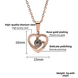Collier de projection coeur en acier titane rose doré, dimensions 16mm x 15mm