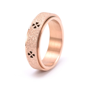 Anello girevole quadrifoglio in oro rosa con finitura opaca e design a quattro foglie