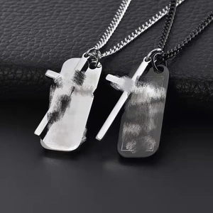 Colliers pour hommes en acier titane avec pendentif croix en argent et noir mat