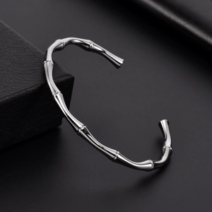 Dettaglio del bracciale rigido a forma di C in acciaio inossidabile con motivo a bambù