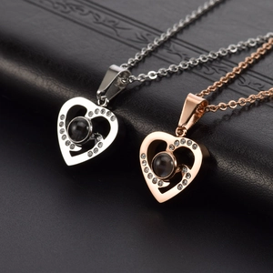 Collier projection cœur Je t'aime 100 langues en finitions argent et or rose