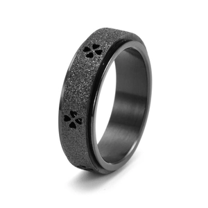 Vista macro dell'anello rotante nero opaco con motivi a quadrifoglio traforati