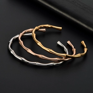 Set di tre bracciali rigidi aperti stile bambù in oro argento e finiture oro rosa