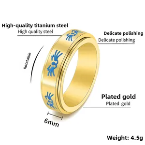 Détail d'une bague rotative de 6mm en acier doré avec motif flamme bleue et poids 4,5g