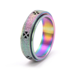 Dettaglio dell'anello rotante arcobaleno satinato con motivi a quadrifoglio traforati