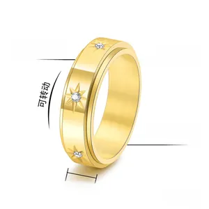 Détail d'une bague rotative en acier doré de 6mm avec des zircons en forme d'étoile