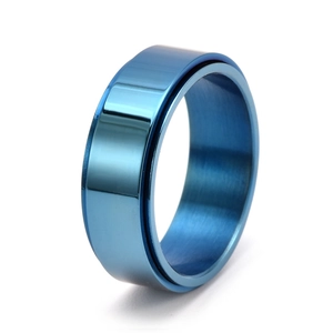 Gros plan sur une bague rotative de 8mm en acier titane bleu avec finition miroir et brossée