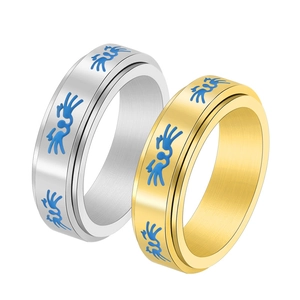 Détails macro des bagues rotatives or et argent avec motifs d'oiseaux abstraits bleus
