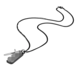 Détail d'une chaîne en acier inoxydable noir avec double pendentif plaque et croix