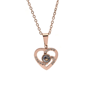 Collier cœur de projection en or rose avec Je t'aime en 100 langues et cristaux