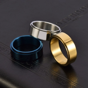 Bague rotative de 8mm en or, argent et bleu sur un carnet en cuir noir