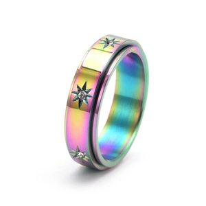 Vue détaillée d'une bague rotative arc-en-ciel en acier avec gravures d'étoiles