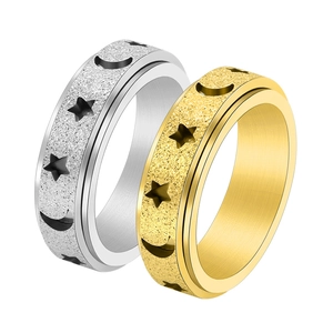 Details der gold- und silbernen Mond-Stern-Spinner-Ringe mit Mattierung und Ausschnitten
