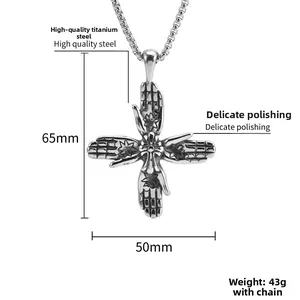 Vue macro du pendentif croix gothique avec relief d'étoile et dimensions 65x50mm