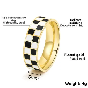 Vue détaillée de la bague en acier titane 6mm avec motif damier noir et blanc doré