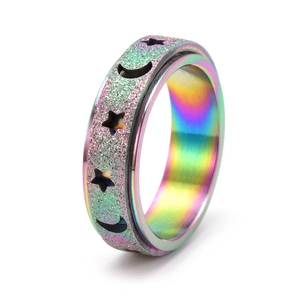 Makroaufnahme des Regenbogen-Spinner-Rings mit mattem Finish und Stern-Mond-Mustern
