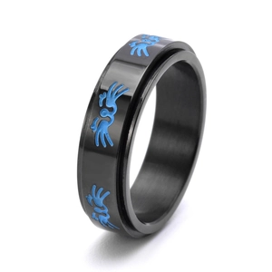 Vue détaillée d'une bague rotative noire en acier inoxydable avec motifs d'oiseaux