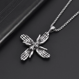 Gros plan sur pendentif croix paume punk gothique et chaîne box en acier inoxydable