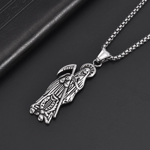 Detailaufnahme des Santa Muerte Anhängers aus Edelstahl mit der Sense des Sensenmanns