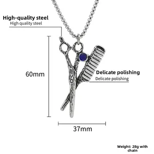 Détail du pendentif ciseaux et peigne rétro avec gemme bleue et dimension de 60 mm