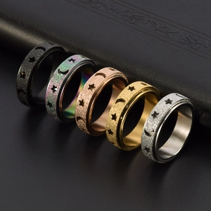 Fünfer-Set Edelstahlringe mit Stern-Mond-Ausschnitten und matter Sandstrahl-Optik