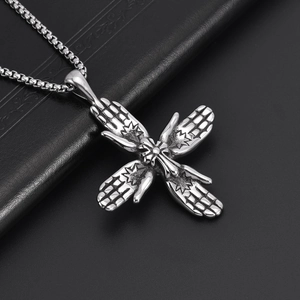 Collier punk en acier inoxydable avec pendentif croix à quatre mains et finition argentée