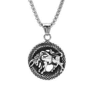 Détail macro du pendentif zodiaque Taureau en acier argenté avec design taureau évidé