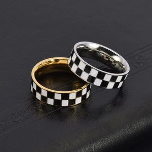 Bagues classiques en acier titane doré et argenté avec motif de damier noir et blanc