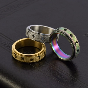 Drehbarer Edelstahlring mit Stern-Mond-Ausschnitt und mattierter Oberfläche