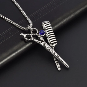 Collier barbier avec pendentif ciseaux et peigne argentés et pierre bleue sur chaîne