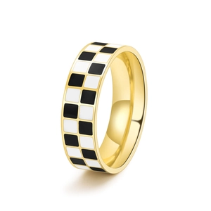 Bague classique en acier titane plaqué or 18K avec design en émail à damier noir et blanc