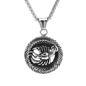 Détail d'un pendentif zodiaque rétro en acier inoxydable avec relief de scorpion