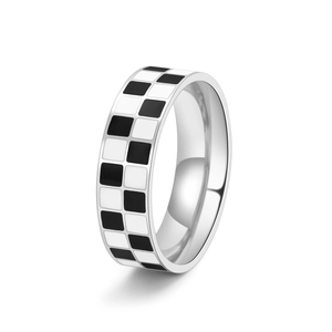 Bague classique en acier titane avec damier noir et blanc et finition argentée
