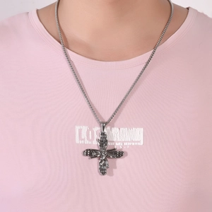 Collier punk gothique avec pendentif croix en forme de paumes sur chaîne à billes