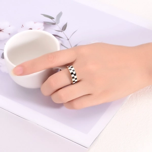 Bague classique en titane plaqué or 18 carats avec motif damier émaillé noir et blanc