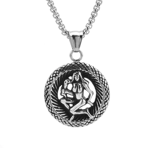 Détails du collier zodiaque argenté avec pendentif évidé et chaîne à mailles carrées