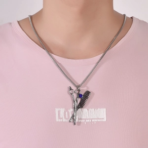 Collier de barbier avec pendentif ciseaux et peigne orné d'une pierre bleue sur un mannequin