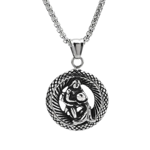 Détail macro du pendentif zodiaque vintage argenté avec relief précis et chaîne vénitienne