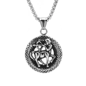 Détail du pendentif zodiaque Sagittaire rétro avec texture maillée et chaîne maille