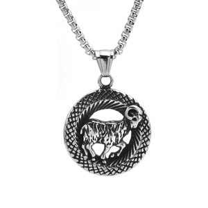 Vue macro du pendentif zodiaque Bélier avec finition vintage et textures de plumes