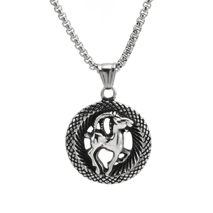 Vue détaillée du pendentif zodiaque Capricorne vintage en argent sur chaîne gourmette