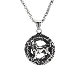 Gros plan d'un pendentif en acier vintage avec un blason de lion rugissant détaillé