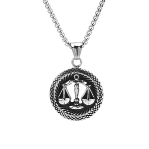 Gros plan du pendentif Balance avec chaîne box en acier argenté vintage