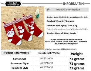 Détail de chaussettes de Noël en tricot avec motifs Père Noël, bonhomme de neige et renne
