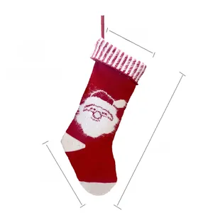 Détails d'une chaussette de Noël en tricot rouge avec motif Père Noël et dimensions