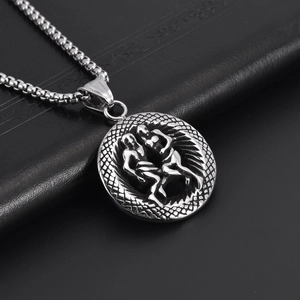Collier avec pendentif Gémeaux en argent, design en relief sur chaîne à mailles carrées