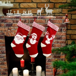 Lot de trois chaussettes de Noël tricotées avec motifs Père Noël, Bonhomme de neige et Renne